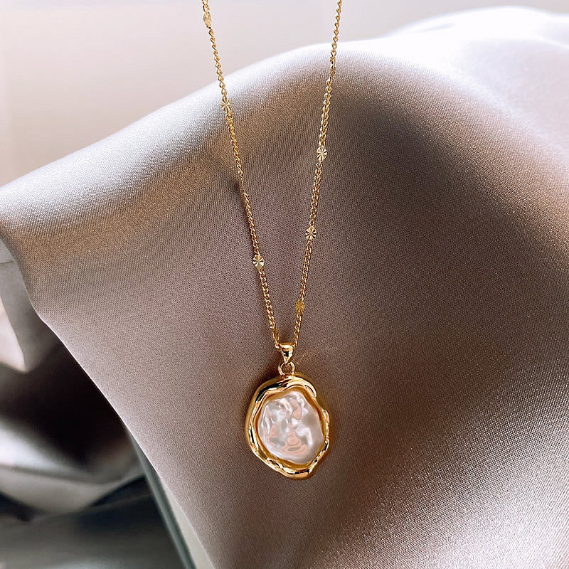 Baroque design pearl necklace