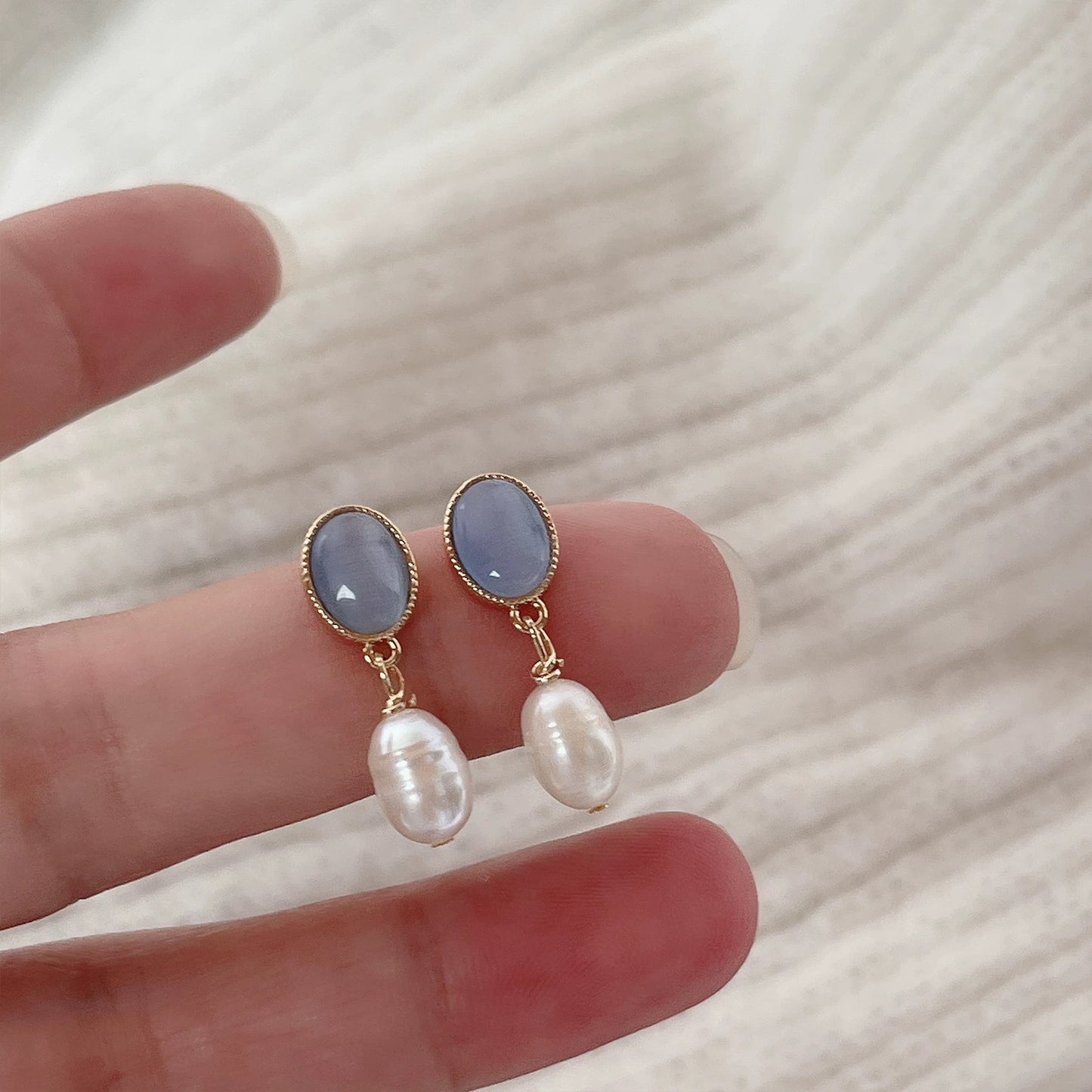 Cat's eye design pearl stud earrings