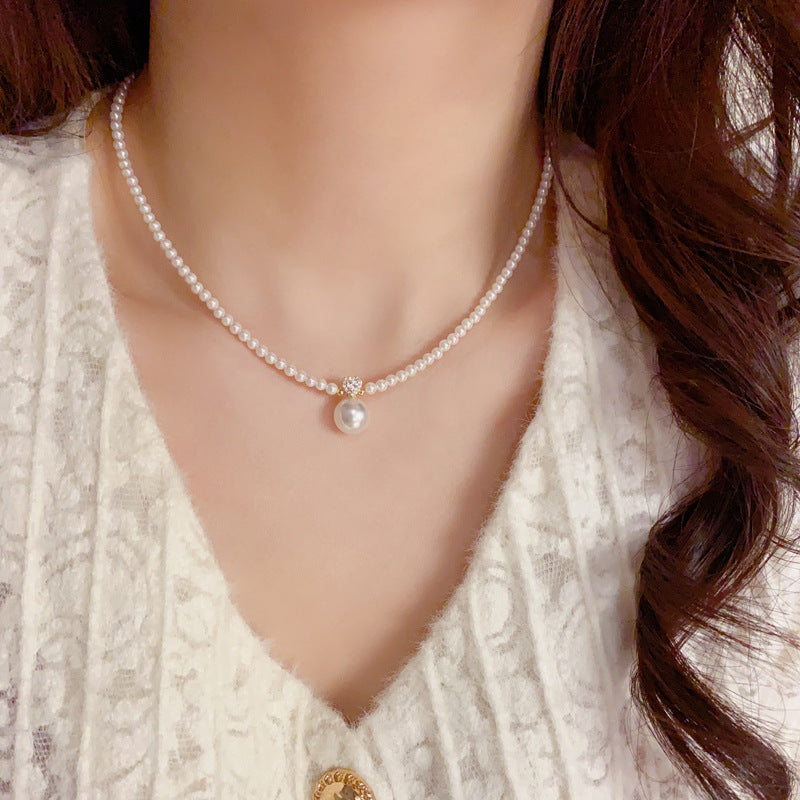 Court style pearl necklace