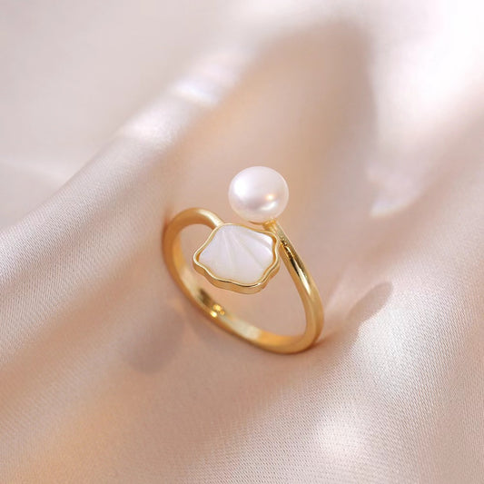 Shell design pearl ring