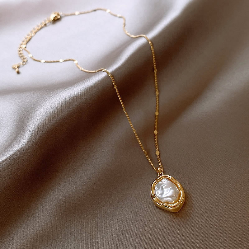 Baroque design pearl necklace