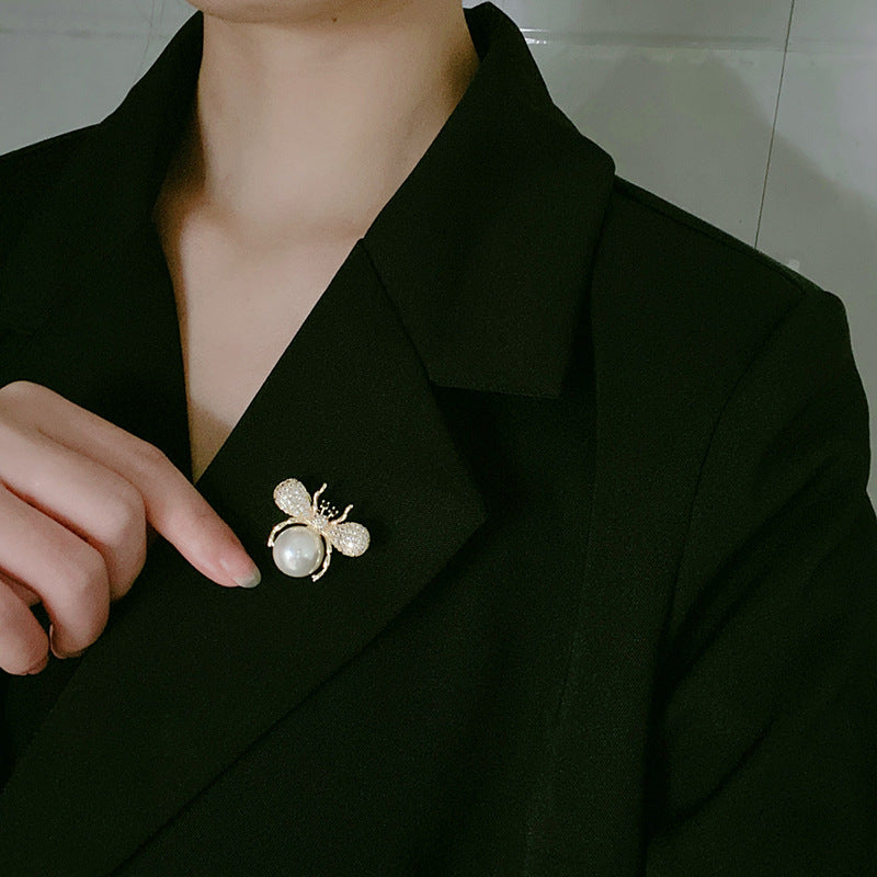 Bee Design Pearl Brooch