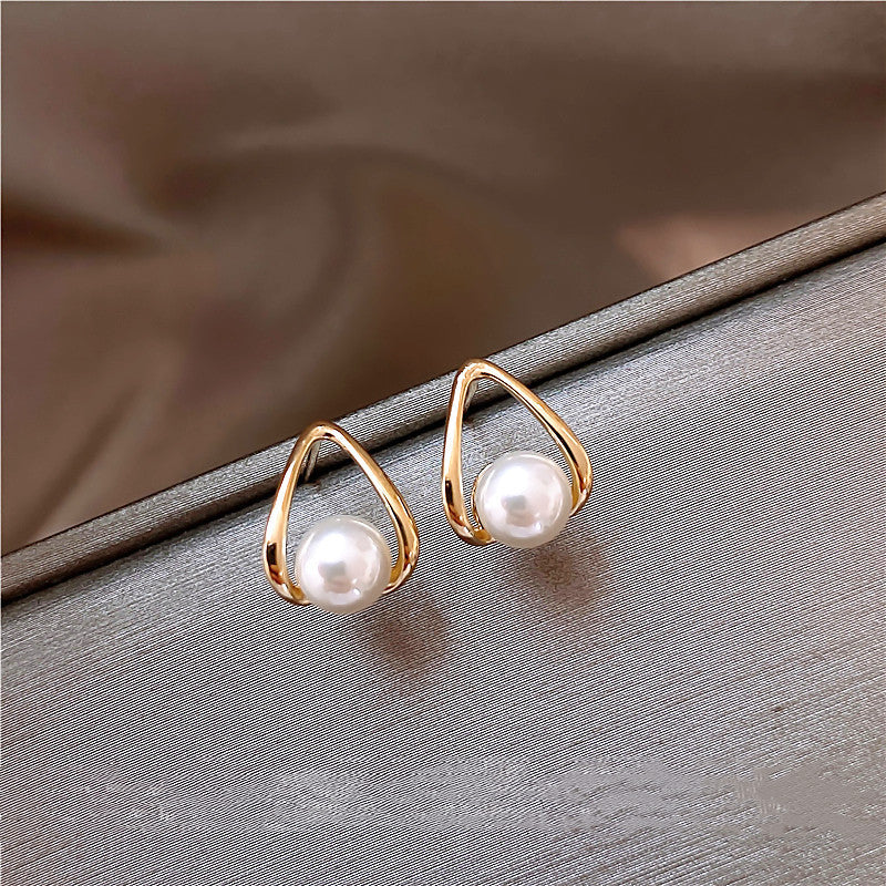 Simple design pearl stud earrings