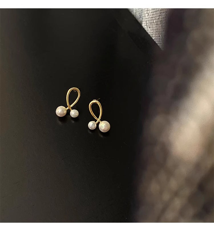 Simple design pearl stud earrings