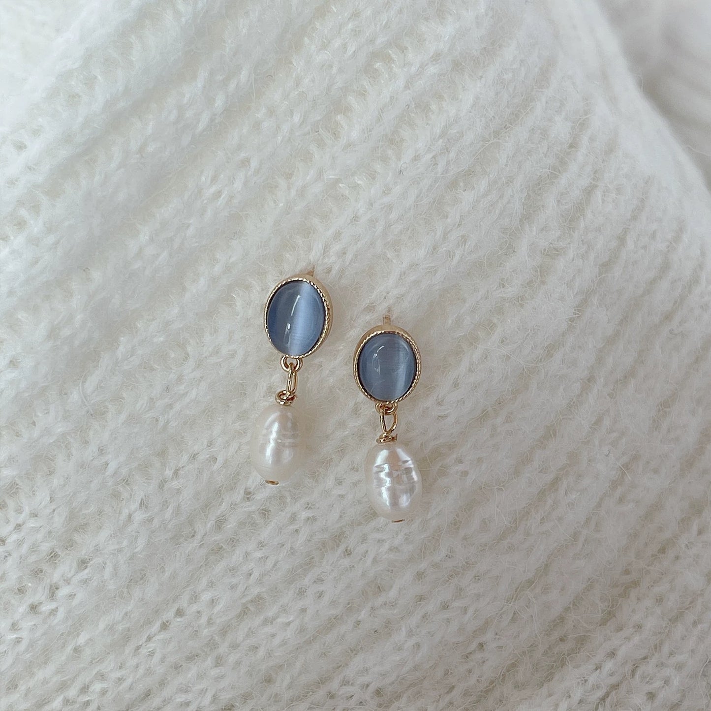 Cat's eye design pearl stud earrings