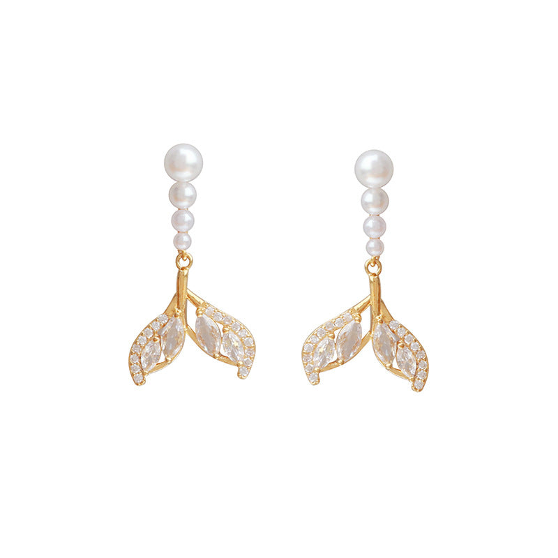 Fishtail pearl stud earrings