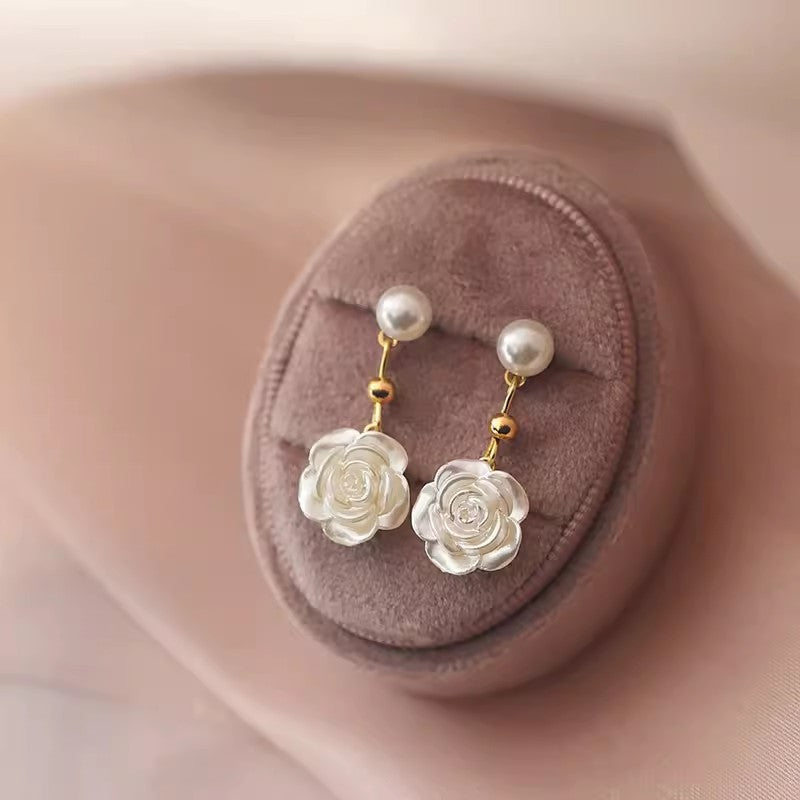 Camellia design pearl stud earrings