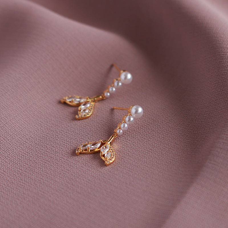 Fishtail pearl stud earrings