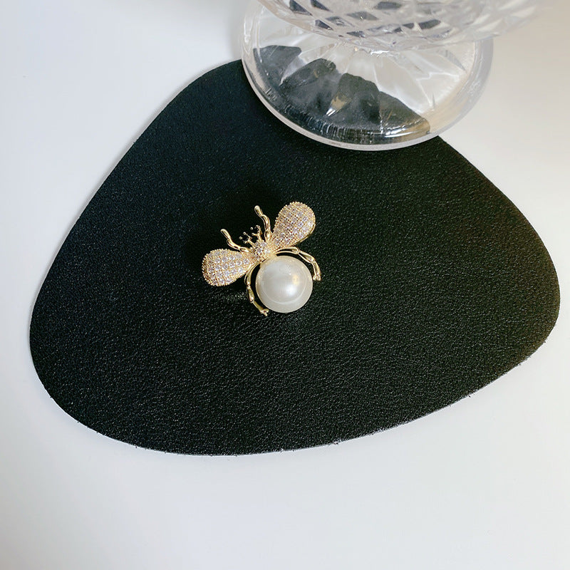 Bee Design Pearl Brooch