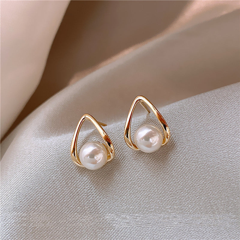 Simple design pearl stud earrings