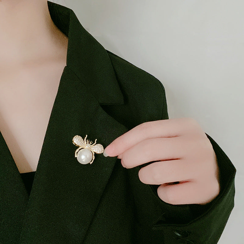 Bee Design Pearl Brooch