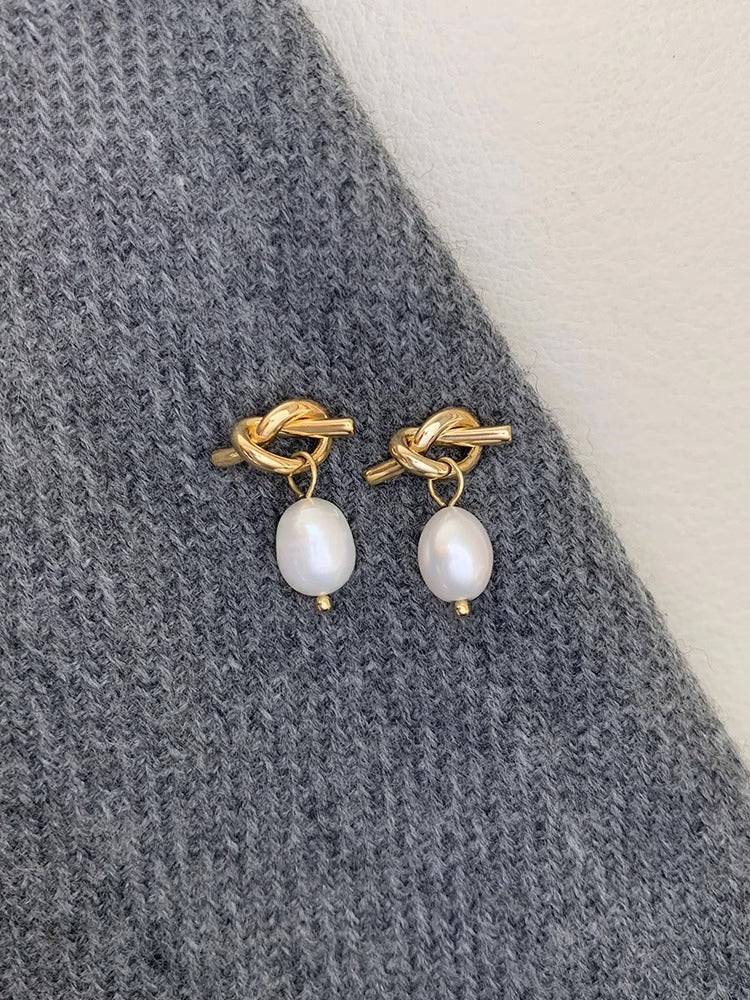 Simple design pearl stud earrings